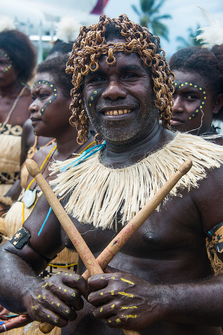 Traditionell gekleideter Mann aus einer Bambusband, Buka, Bougainville, Papua-Neuguinea, Pazifik