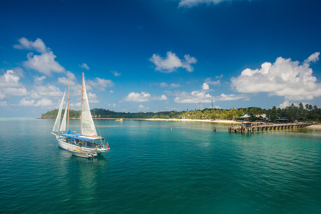 Segelbootverankerung auf Mana Island, Mamanuca Inseln, Fidschi, Südpazifik