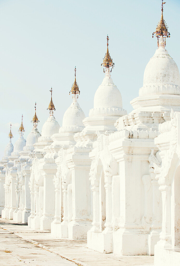 Das größte Buch der Welt, in Stein gesetzt, auf dem Gelände der Kuthodaw Pagode am Fuße des Mandalay Hügels, Myanmar (Burma), Asien