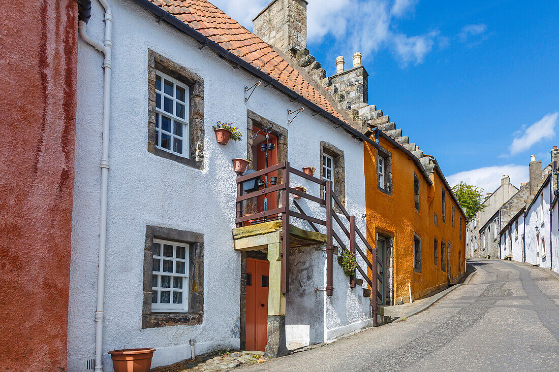 Bunte Häuser im malerischen Dorf Culross, Fife, Schottland, Großbritannien, Europa