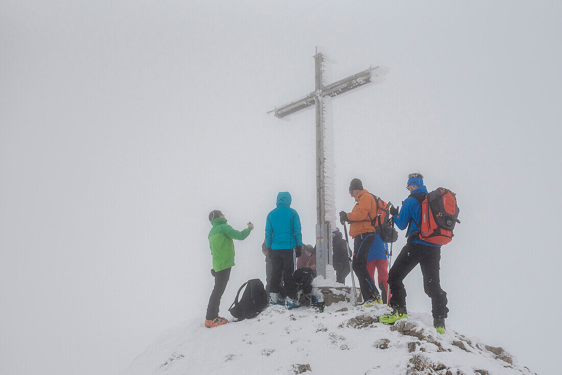 Winterlandschaft, Skitourgruppe am Gipfelkreuz, Nebel, Kleinwalsertal, Skitour, Ifen, hoher Ifen, Österreich