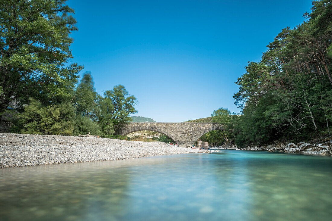 Schlucht von Verdon, Steinbrücke und Flusslandschaft, Hochsommer, Fluss Verdon, Route des Crêtes, Vogesen, Provence-Alpes-Côte d’Azur, Frankreich