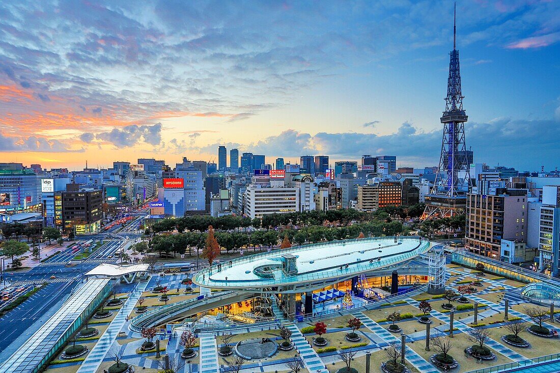 Japan, Nagoya Stadt, Sakae Bezirk, Oase 21 Sapaceship Aqua und Nagoya Fernsehturm.