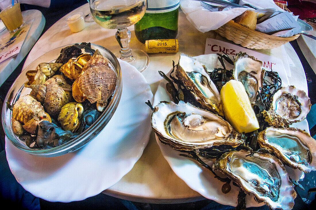 France-Aquitaine-Gironde- Food- 'Bulos' and 'Huitres' at Bistrot 'Chez Jean-Mi' on 'Marché des capucins, at Bordeaux.