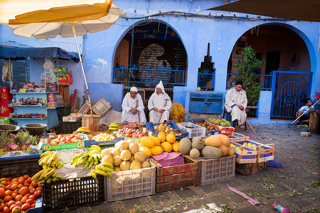 Obst- und Gemüseverkäufer im Markt. Chaouen, Marokko