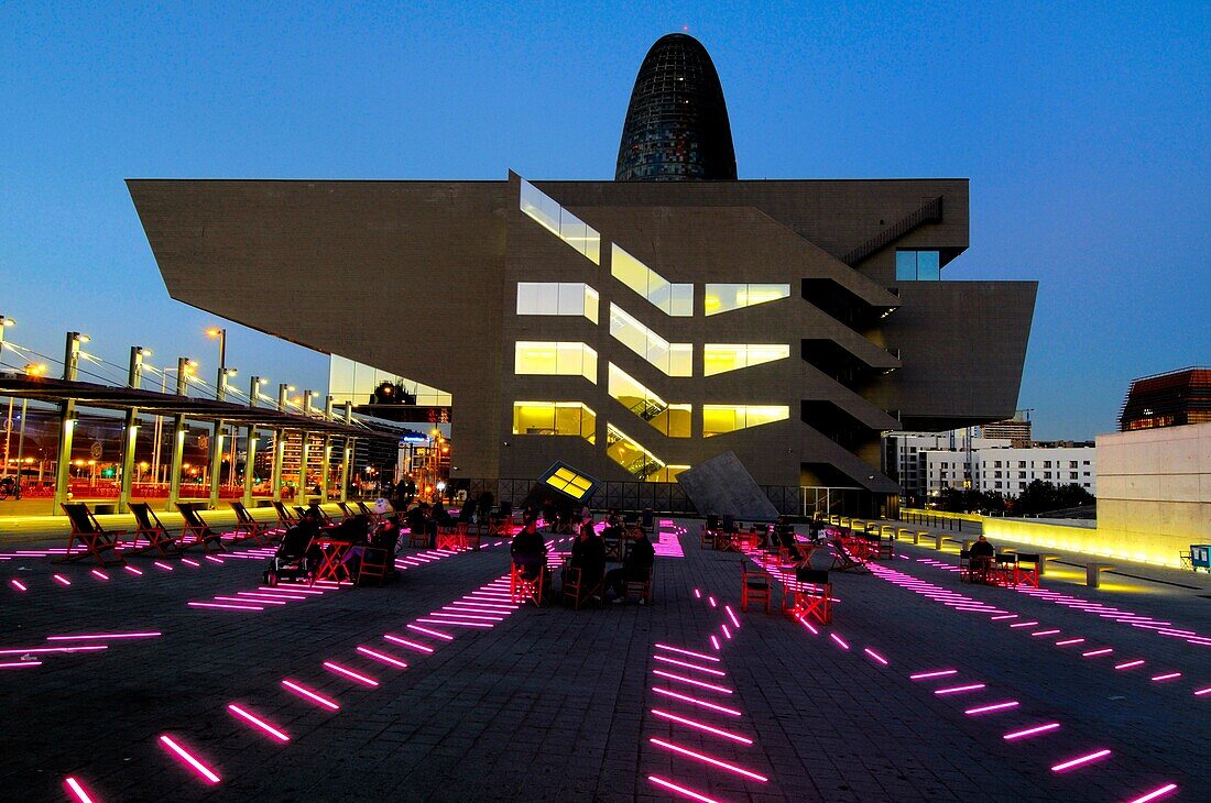 Agbar Tower von Jean Nouvel, 2005 und Disseny Hub Barcelona Gebäude, Design Hub von Barcelona, ??2014, von Oriol Martorell, Oriol Bohigas und David Mackay am Glòries Platz, Barcelona. Katalonien, Spanien