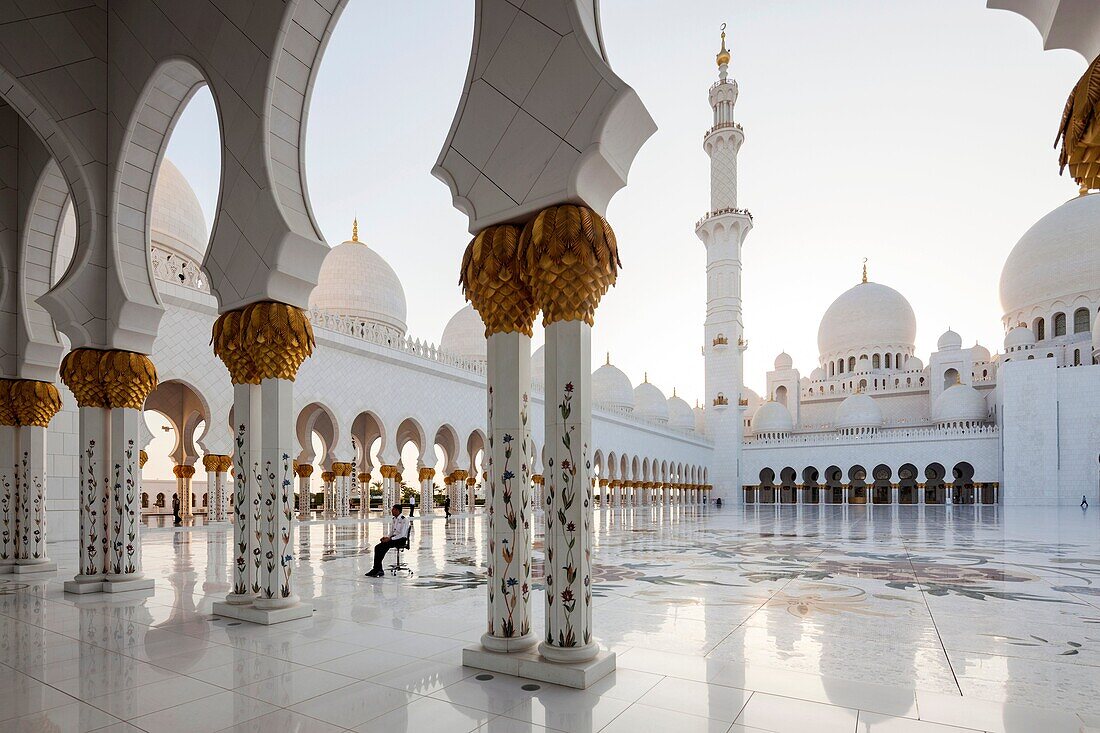 UAE, Abu Dhabi, Sheikh Zayed bin Sultan Mosque, arches.