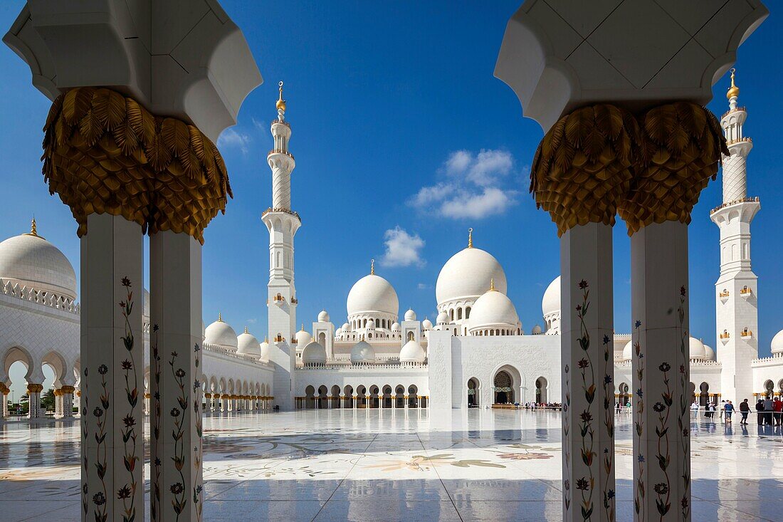 UAE, Abu Dhabi, Sheikh Zayed bin Sultan Mosque, arches.