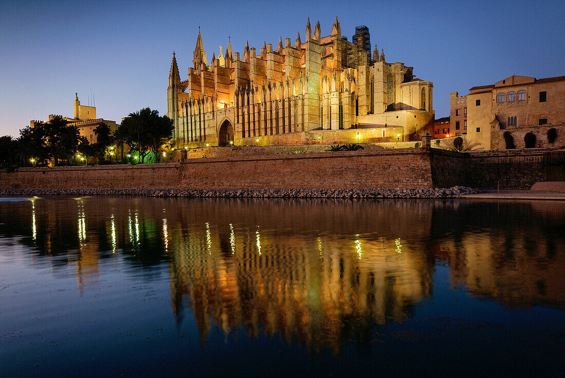 Spanien, Balearische Inseln, Mallorca, Palma, Kathedrale von Palma bei Nacht (La Seu)