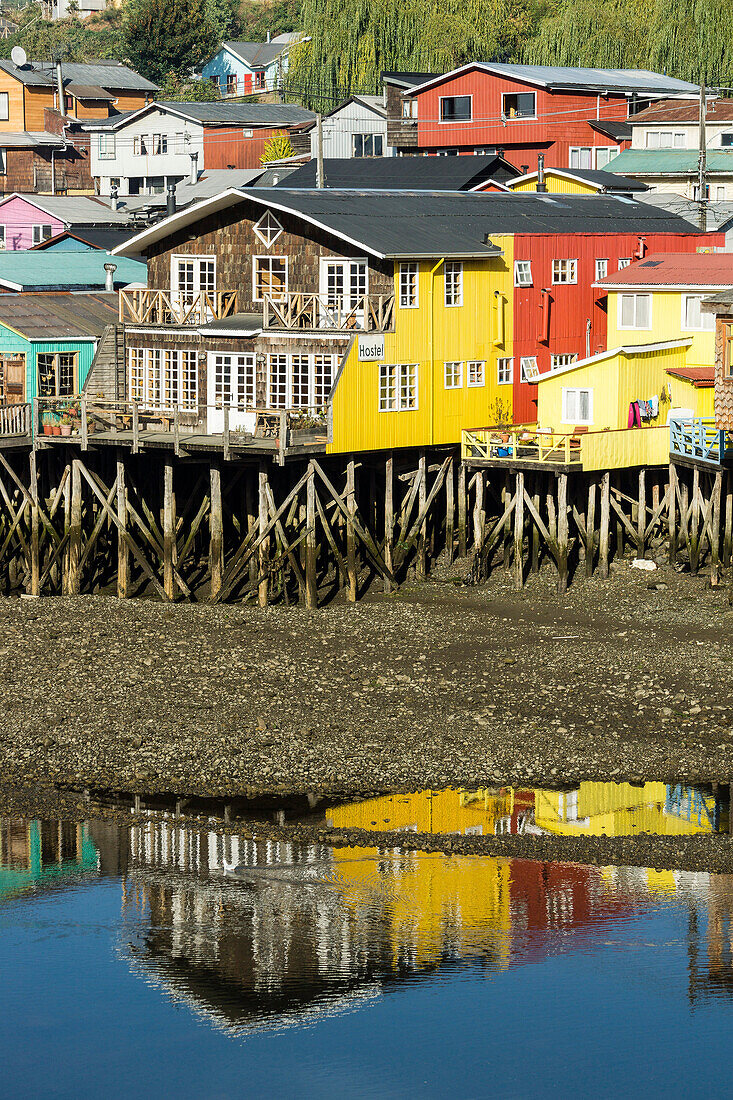 Chile, Patagonia, Región de los Lagos, Chiloé, Castro, Palafitos (Colorful stilt houses)
