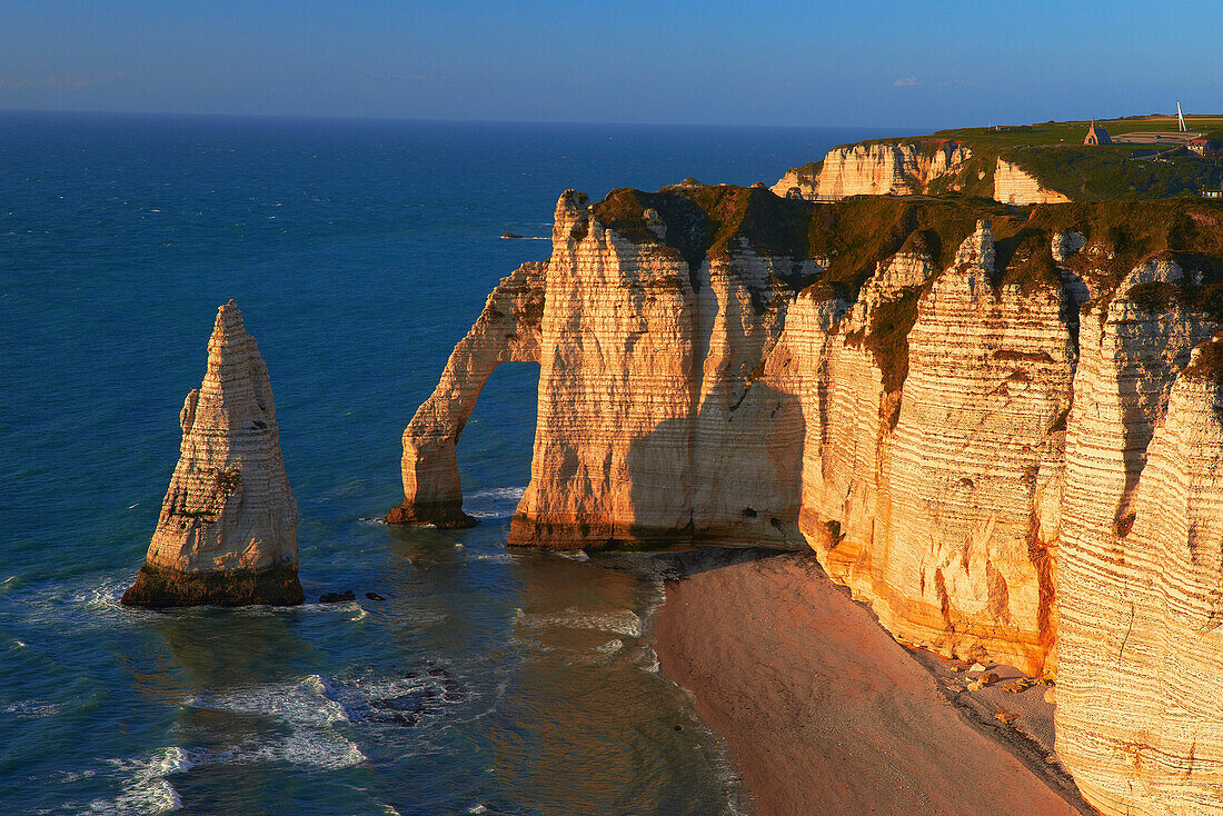 Etretat, Aval cliff , Falaise d'Aval, Natural Arch and Stone Beach, Normandy, Sunset, Seine Maritime, Upper Normandy, Haute Normandie, France.
