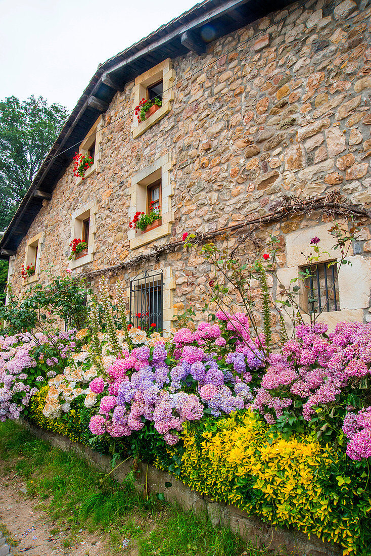 Fassade eines Hauses. Barcenilla, Kantabrien, Spanien.