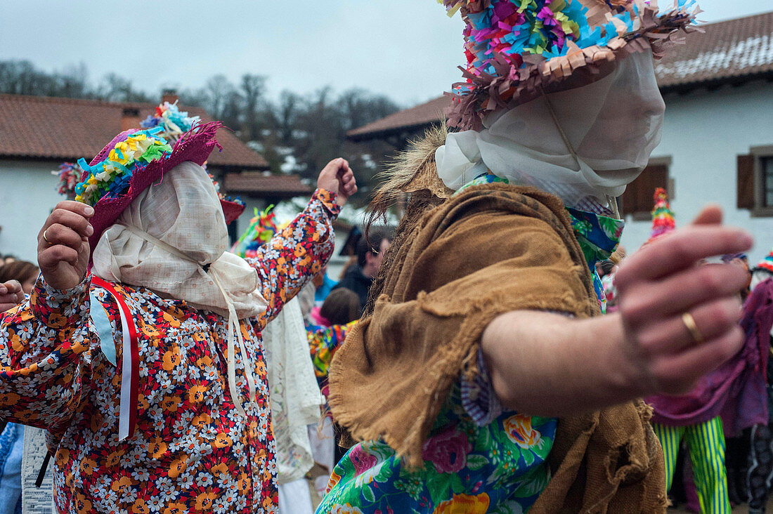 In the carnival of Lantz in Navarra, the partcipants performed various dances with arms raised.