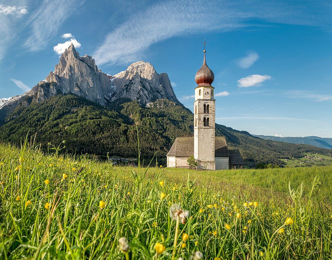 Kastelruth / Castelrotto, Dolomites, South Tyrol, Italy. The church of St. Valentin in Kastelruth/Castelrotto. In the background the jagged rocks of the Schlern/Sciliar.