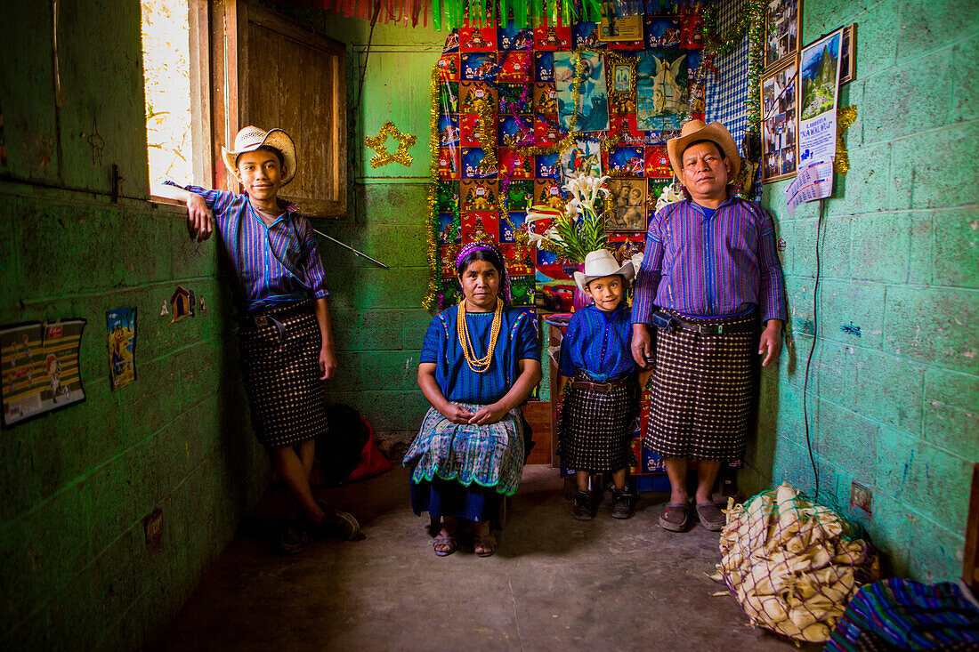 Maya Familienporträt, See Atitlan, Guatemala, Mittelamerika