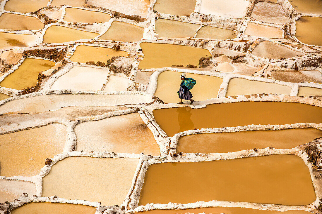 Frau Bergbau Salz, Salineras de Maras, Maras Salt Flats, Sacred Valley, Peru, Südamerika