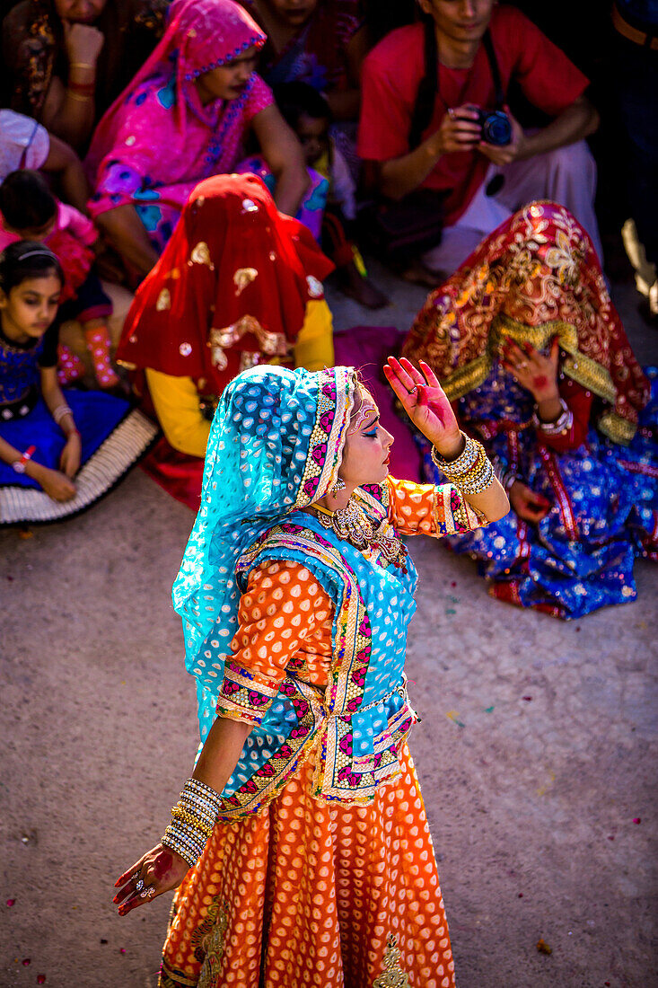 Traditioneller Radha-Tanz während des Blumen-Holi-Festivals, Vrindavan, Uttar Pradesh, Indien, Asien