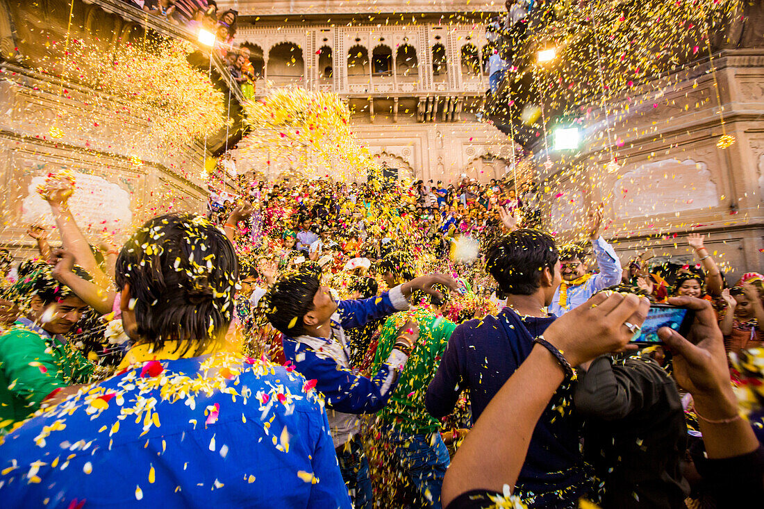 Crowd werfen Blütenblätter während der Flower Holi Festival, Vrindavan, Uttar Pradesh, Indien, Asien