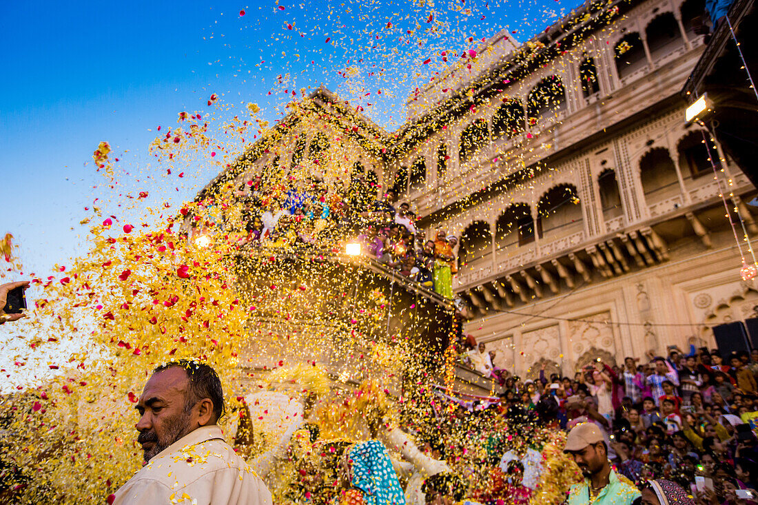 Crowd werfen Blütenblätter während der Flower Holi Festival, Vrindavan, Uttar Pradesh, Indien, Asien