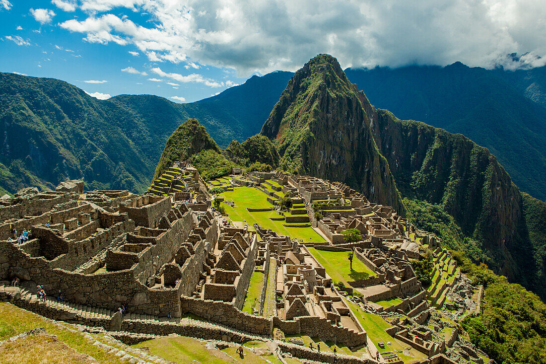 Blick auf Huayna Picchu und Machu Picchu Ruinen, UNESCO Weltkulturerbe, Peru, Südamerika