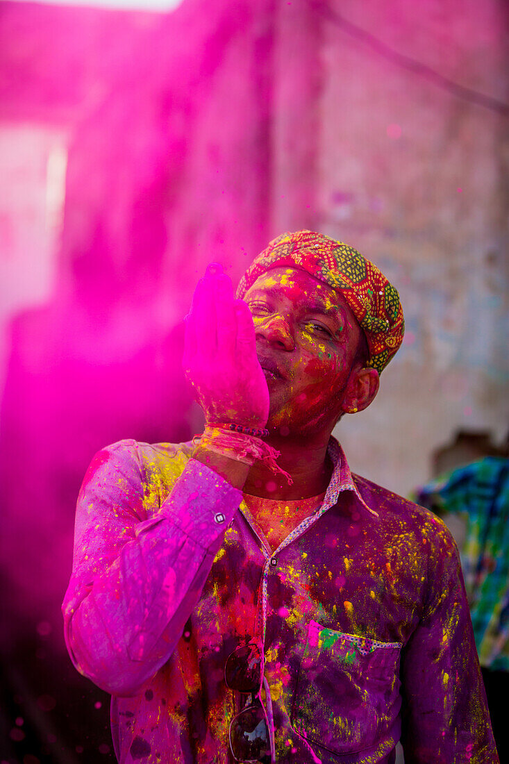 Man werfen farbiges Pigment, Holi Festival, Vrindavan, Uttar Pradesh, Indien, Asien