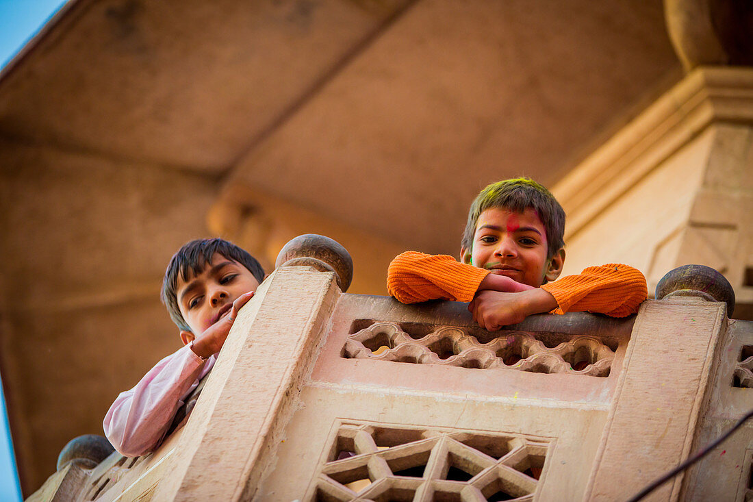 Kinder, die auf dem Balkon während des Holi Festivals, Vrindavan, Uttar Pradesh, Indien, Asien gemalt wurden