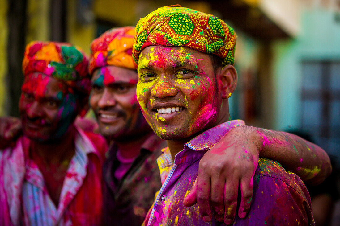 Männer werfen farbiges Pigment, Holi Festival, Vrindavan, Uttar Pradesh, Indien, Asien