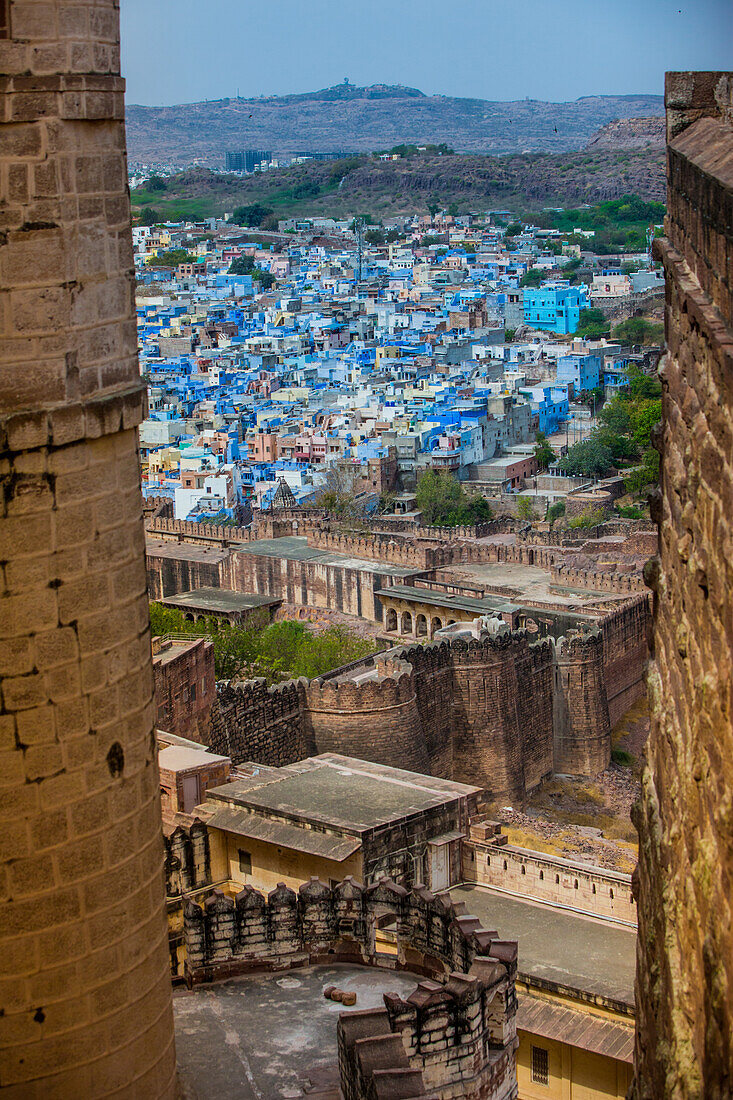 Die Aussicht von Mehrangarh Fort der blauen Dächer in Jodhpur, die Blaue Stadt, Rajasthan, Indien, Asien