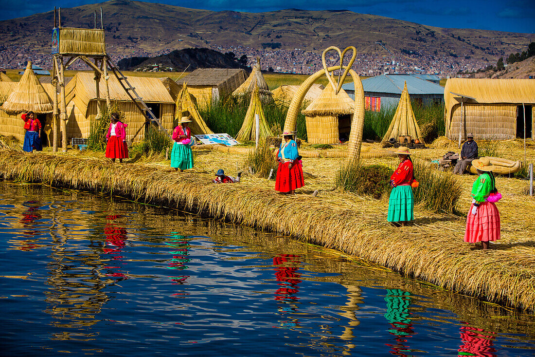 Quechua indianische Familie auf schwimmenden Gras Inseln von Uros, Titicacasee, Peru, Südamerika