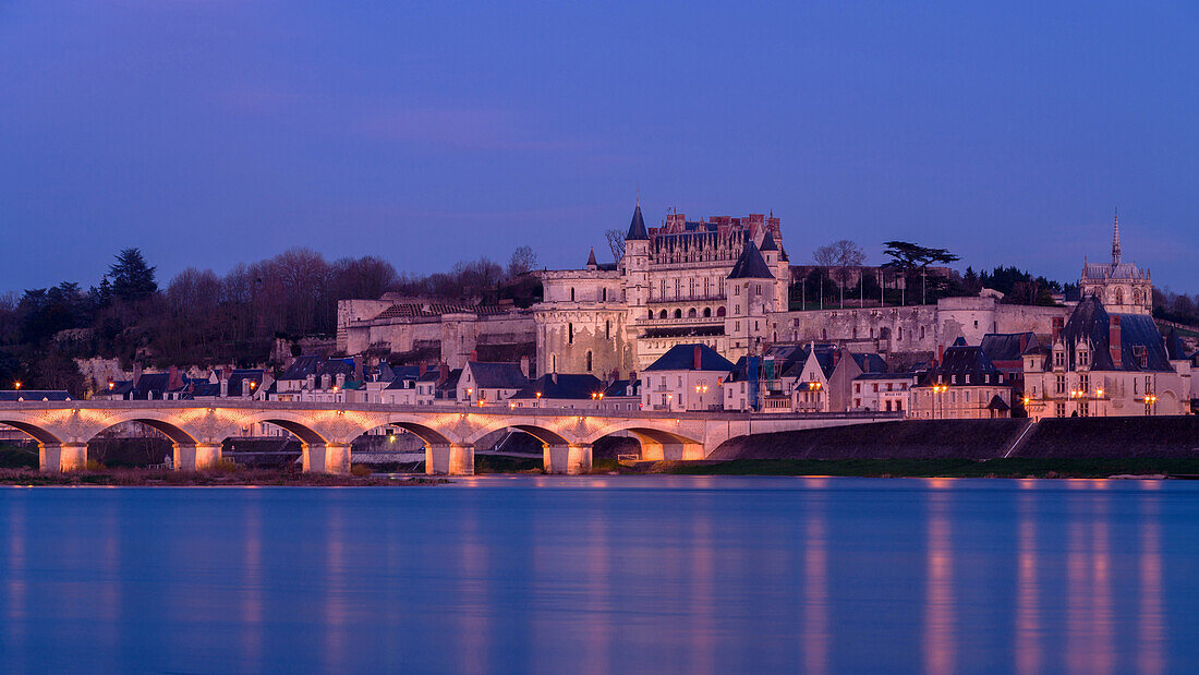 Königliches Schloss von Amboise beleuchtet in der Dämmerung am Ufer der Loire, Loiretal, UNESCO Weltkulturerbe, Indre et Loire, Pays de la Loire, Zentrum, Frankreich, Europa