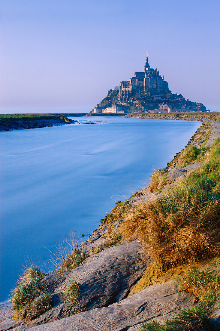 Der Couesnon River führt zur Insel Mont Saint-Michel, UNESCO Weltkulturerbe, Normandy, Frankreich, Europa