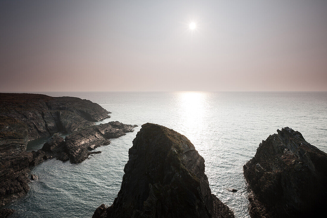 Am späten Nachmittag nebligen Sonnenlicht über Klippen in der Nähe von South Stack, Ynys Lawd, North Anglesey, Wales, Großbritannien, Europa