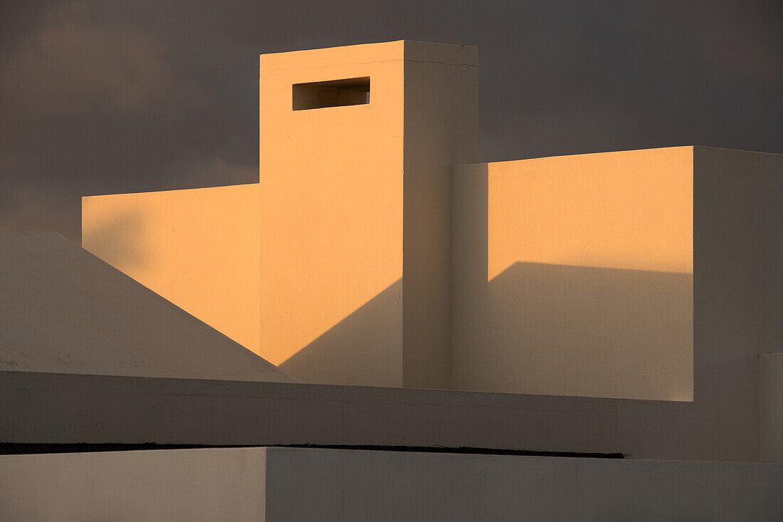 Abendsonne fangen die Dächer der einstöckigen Gebäude in Playa Blanca, Lanzarote, Kanarische Inseln, Spanien, Europa