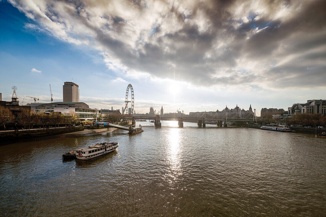 Die Themse, die West von der Waterloo Brücke, London, England, Großbritannien, Europa schaut