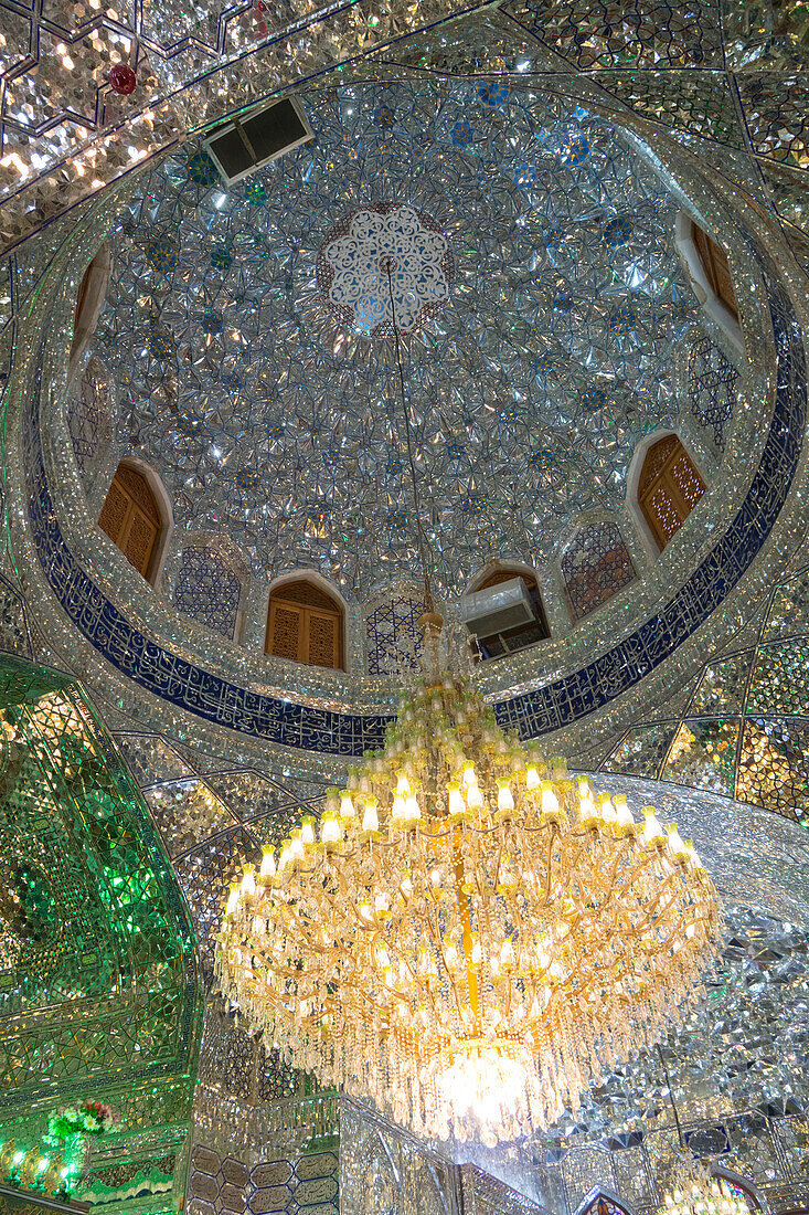 Decke in der Moschee, Aramgah-e Shah-e Cheragh (Mausoleum des Königs des Lichts), Shiraz, Iran, Mittlerer Osten