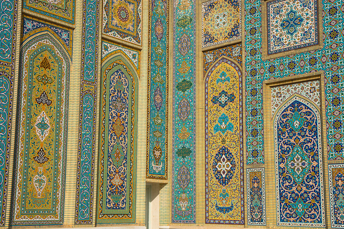 Fliesen auf Fassade, Aramgah-e Shah-e Cheragh (Mausoleum des Königs des Lichts), Shiraz, Iran, Mittlerer Osten