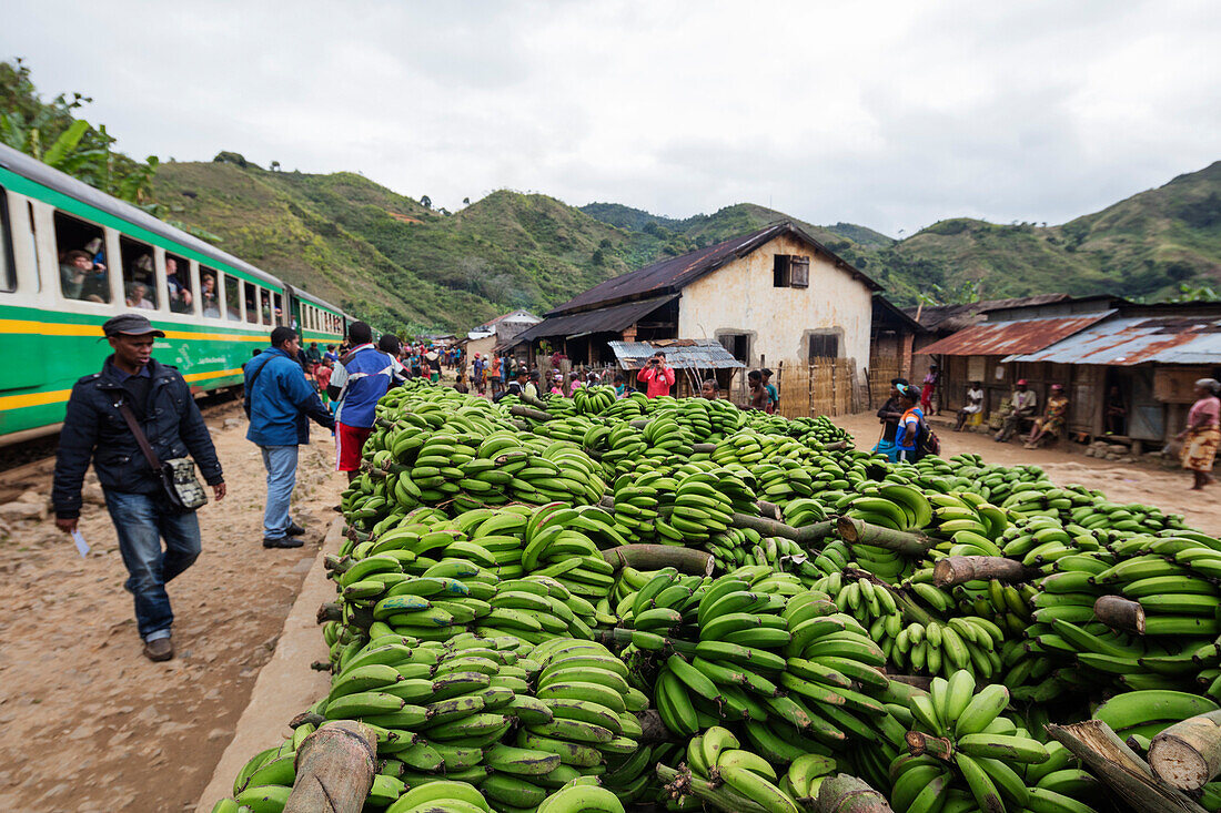 Bananen warten darauf, transportiert zu werden, Fianarantsoa zu Manakara FCE Zug, Easterrn Gebiet, Madagaskar, Afrika