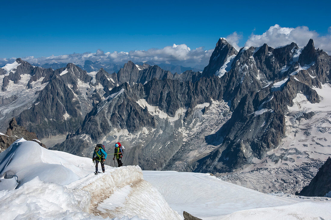 Kletterer nähern sich dem Tunnel zum Aiguile du Midi, 3842m, Graianische Alpen, Chamonix, Haute Savoie, Französische Alpen, Frankreich, Europa