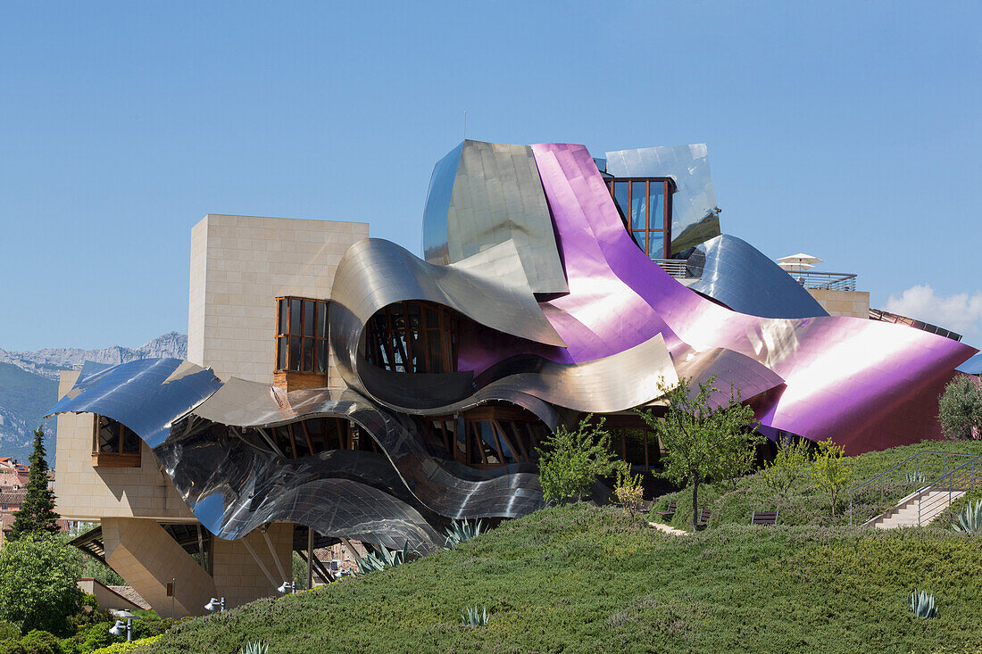 Das auffällige Hotel in Marques de Riscal Bodega, entworfen von Frank Gehry, in der Nähe von Elciego, La Rioja, Spanien, Europa