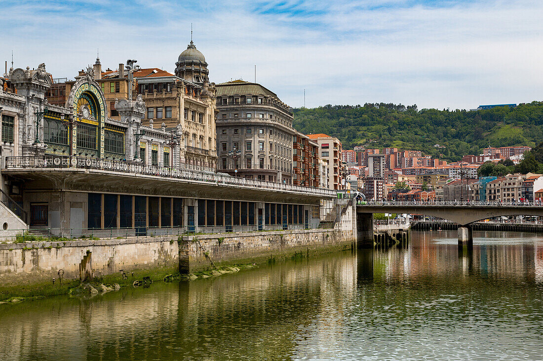Bilbao-Abando Bahnhof und der Fluss Nervion, Bilbao, Biskaya (Vizcaya), Baskenland (Euskadi), Spanien, Europa