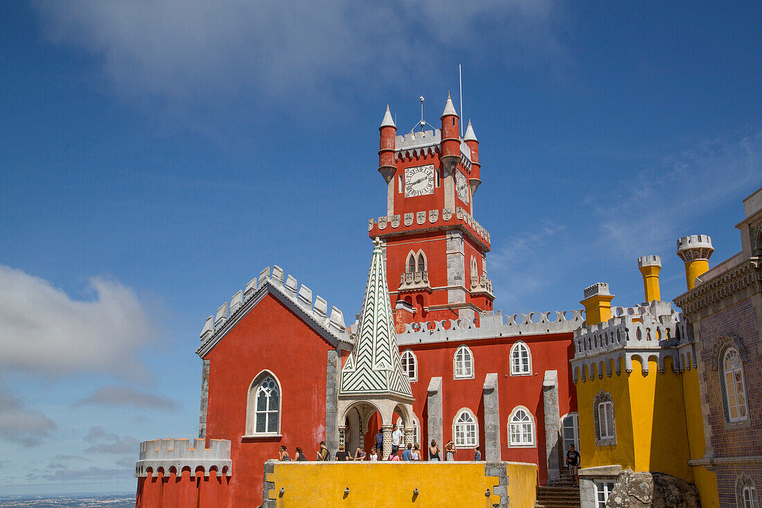Kapelle im Vordergrund und Uhrturm im Hintergrund, Penna National Palace, Sintra, UNESCO Weltkulturerbe, Portugal, Europa