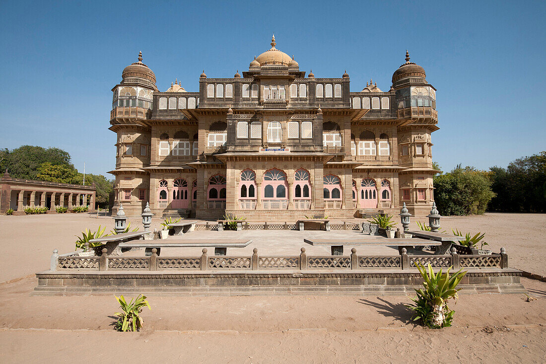 Vijay Vilas Palace, gebaut aus rotem Sandstein für den Maharao von Kutch während der 1920er Jahre, Mandvi, Gujarat, Indien, Asien