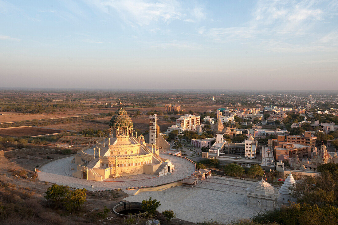 Jain Tempel, neu gebaut, am Fuße des Shatrunjaya Hügels, in den frühen Morgen Sonnenschein, Palitana, Gujarat, Indien, Asien