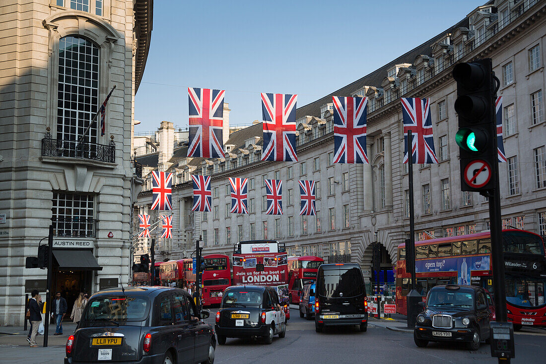 Union Jacks auf Regent Street, London, England, Großbritannien, Europa