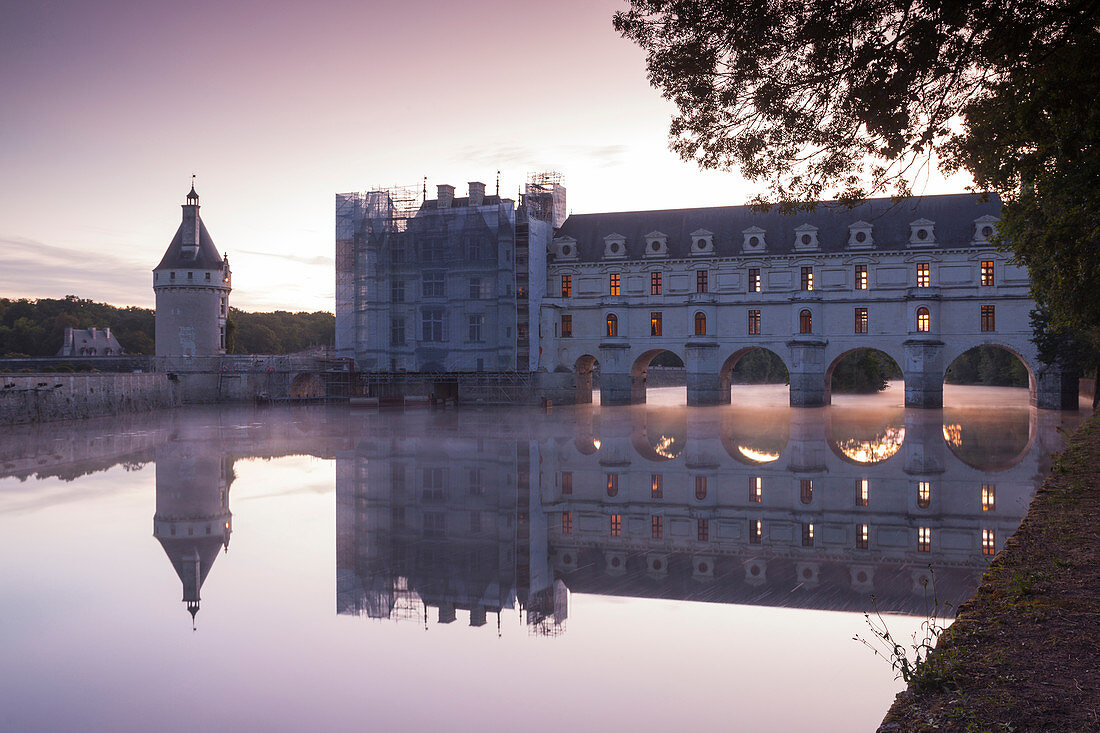 Das Schloss von Chenonceau spiegelt sich in den Gewässern des Flusses Cher im Morgengrauen, Indre-et-Loire, Loire-Tal, UNESCO-Weltkulturerbe, Zentrum, Frankreich, Europa