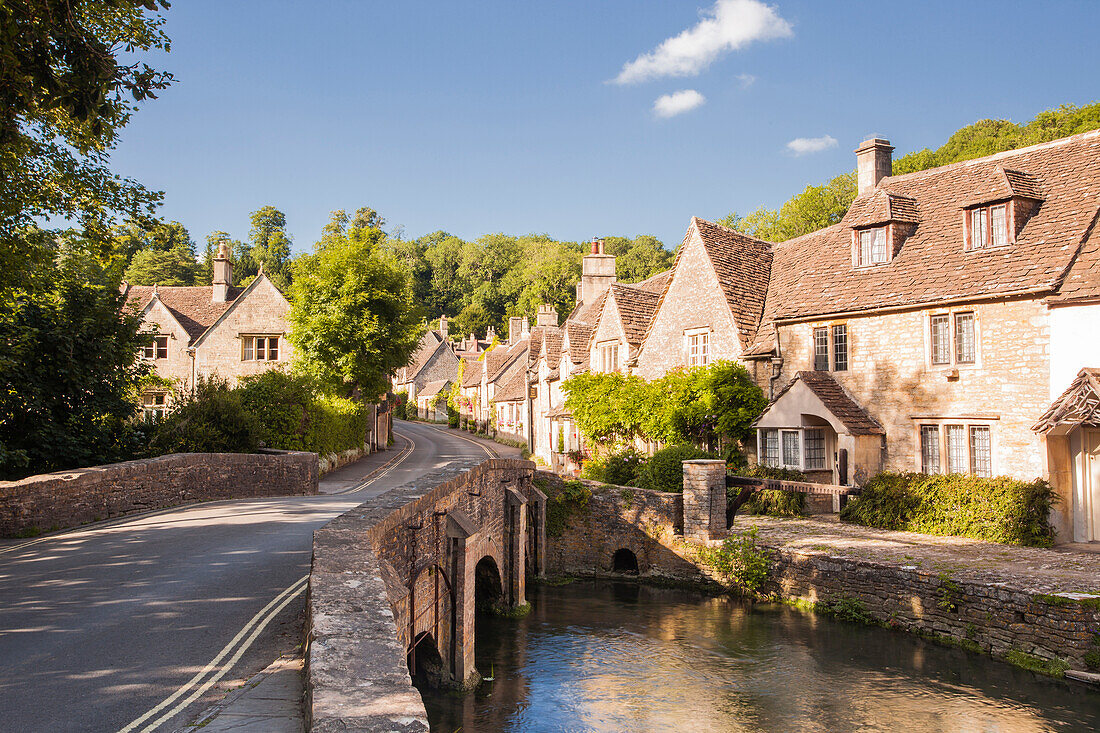 Das hübsche Cotswolds Dorf Castle Combe, Norden Wiltshire, England, Großbritannien, Europa