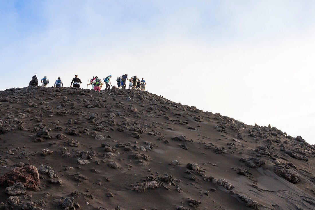 Touristen besteigen den Vulkan Stromboli, Insel Stromboli, Liparische Inseln, Äolische Inseln, Tyrrhenisches Meer, Mittelmeer, Italien, Europa