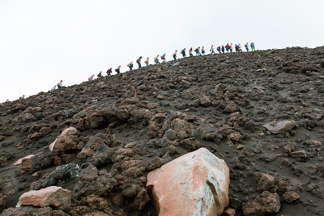 Touristen besteigen den Vulkan Stromboli, Insel Stromboli, Liparische Inseln, Äolische Inseln, Tyrrhenisches Meer, Mittelmeer, Italien, Europa