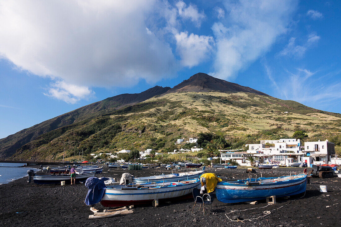 Schwarzer Strand und Fischerboot mit Vulkan Stromboli, Insel Stromboli, Liparische Inseln, Äolische Inseln, Tyrrhenisches Meer, Mittelmeer, Italien, Europa