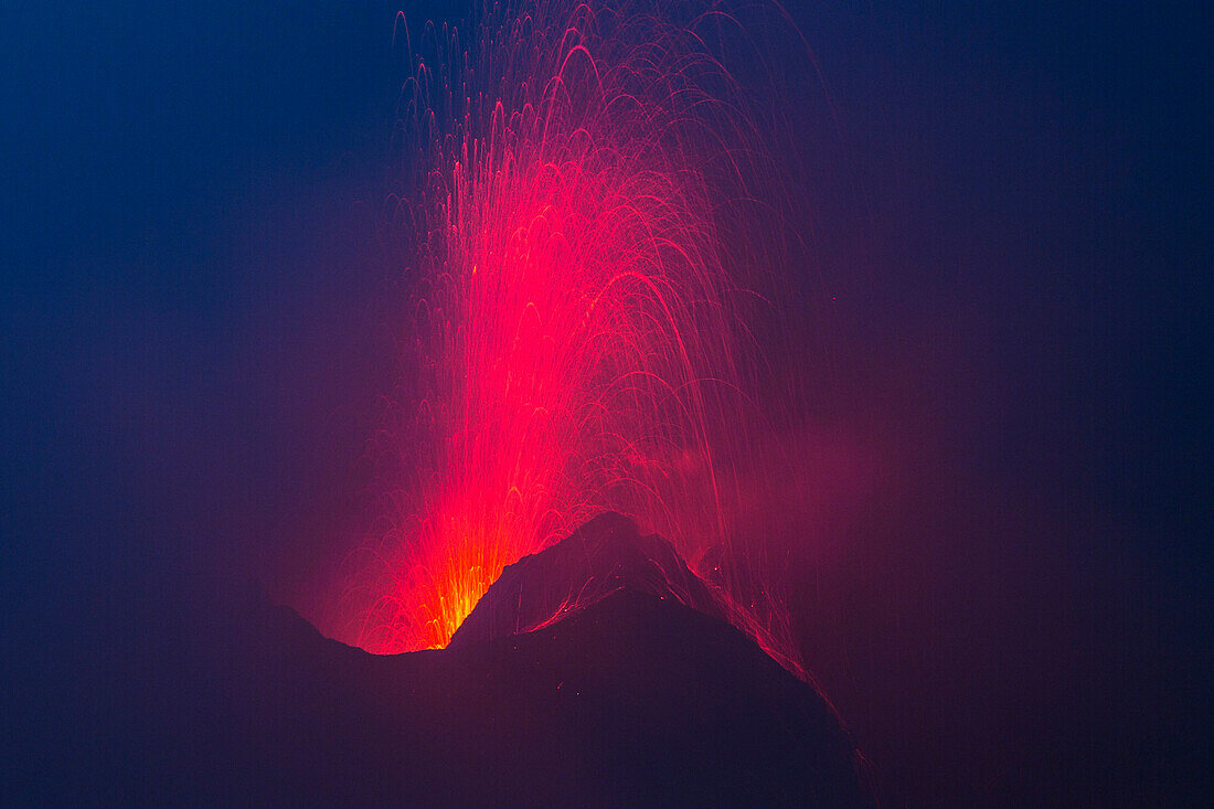 Ausbruch des Vulkan Stromboli, 16.10.2016, Insel Stromboli, Liparische Inseln, Äolische Inseln, Tyrrhenisches Meer, Mittelmeer, Italien, Europa